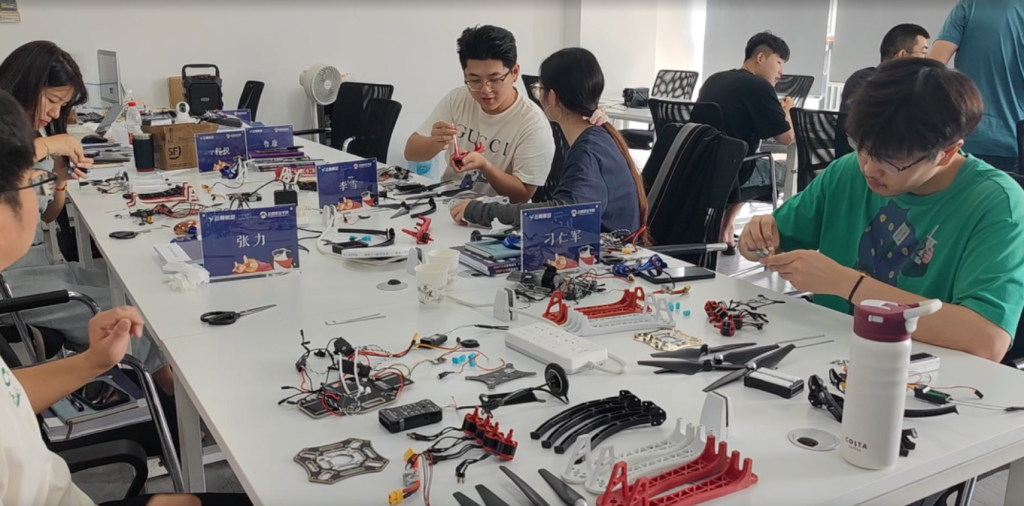 低空风口已经爆发！行业争抢“装调检修人才”，企鹅低空学院毕业即对接就业机会